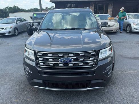 Used 2017 Ford Explorer XLT w/ Equipment Group 202A FWD image 8
