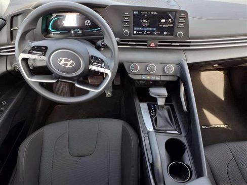 Certified 2025 Hyundai Elantra SE image 11