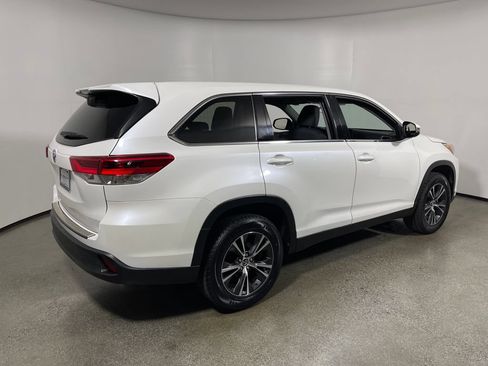Used 2019 Toyota Highlander LE FWD image 3
