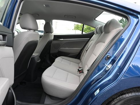 Used 2020 Hyundai Elantra SE FWD image 17