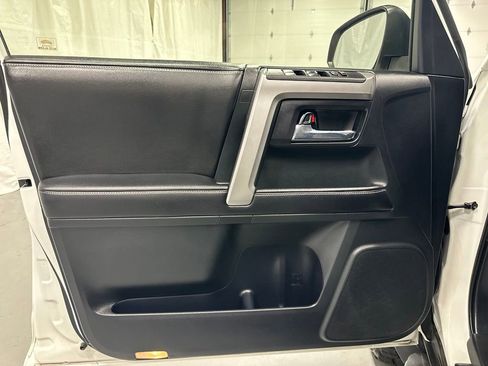 Used 2015 Toyota 4Runner SR5 AWD/4WD image 8