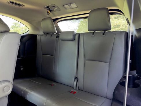 Used 2021 Toyota Highlander XLE AWD/4WD image 27