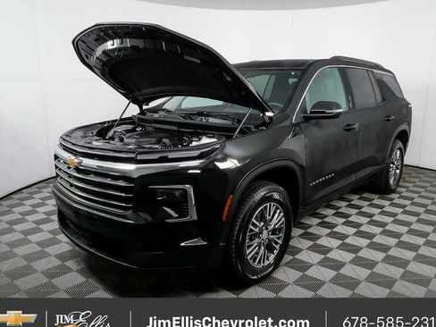 Certified 2025 Chevrolet Traverse LT FWD image 34