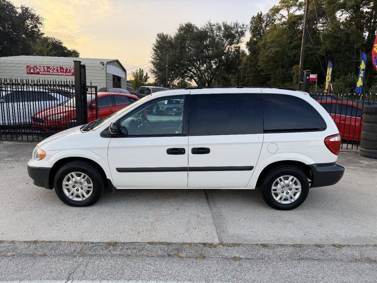 Used 2005 Dodge Caravan SE w/ Popular Equipment Group FWD image 9