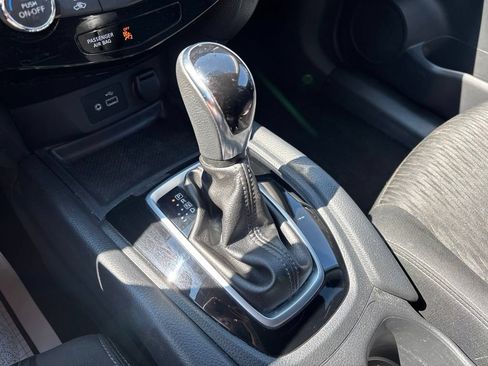 Used 2018 Nissan Rogue SV w/ Premium Package AWD/4WD image 32