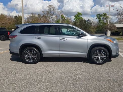 Used 2016 Toyota Highlander XLE image 3