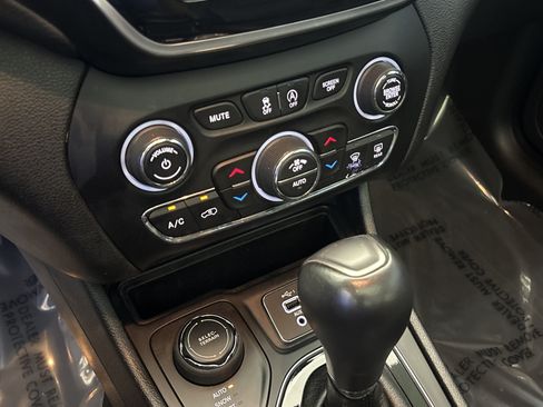 Used 2021 Jeep Cherokee Limited w/ Elite Package AWD/4WD image 22