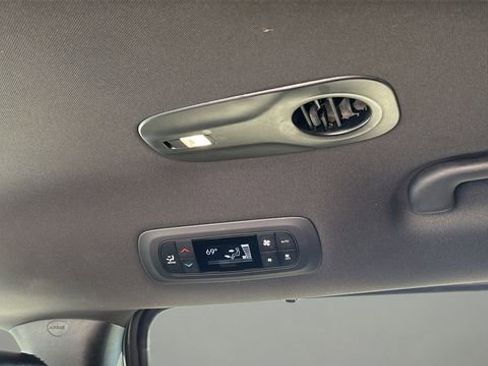 Used 2025 Chrysler Pacifica Select image 39