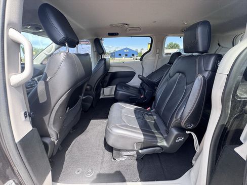 Used 2018 Chrysler Pacifica Touring-L FWD image 13