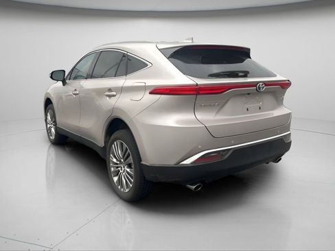 Used 2024 Toyota Venza XLE image 6