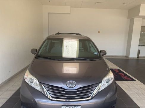 Used 2017 Toyota Sienna LE FWD image 3