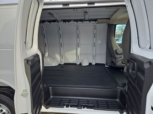Used 2025 Chevrolet Express 2500 w/ Driver Convenience Package image 15