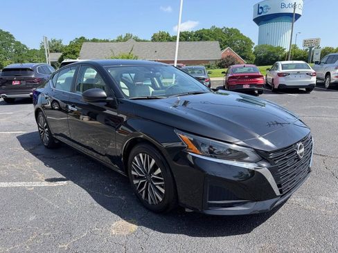 Used 2025 Nissan Altima 2.5 SV FWD image 4