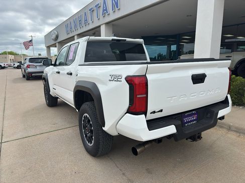 Used 2025 Toyota Tacoma TRD Off-Road AWD/4WD image 6