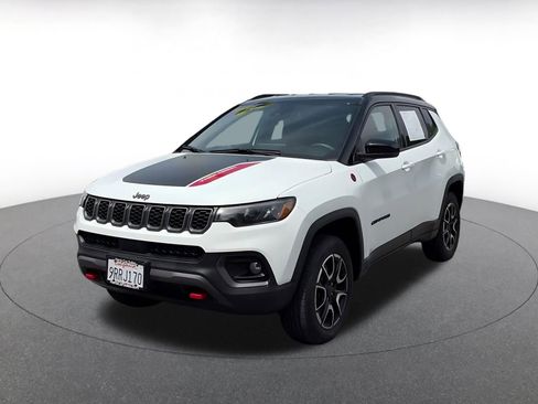 Used 2025 Jeep Compass Trailhawk image 7