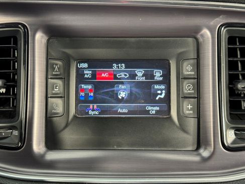 Used 2015 Dodge Challenger SXT image 22