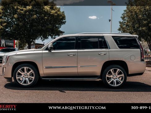 Used 2016 Cadillac Escalade Luxury AWD/4WD image 4