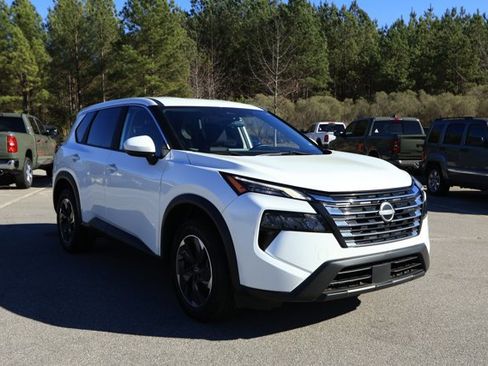 Used 2024 Nissan Rogue SV image 3