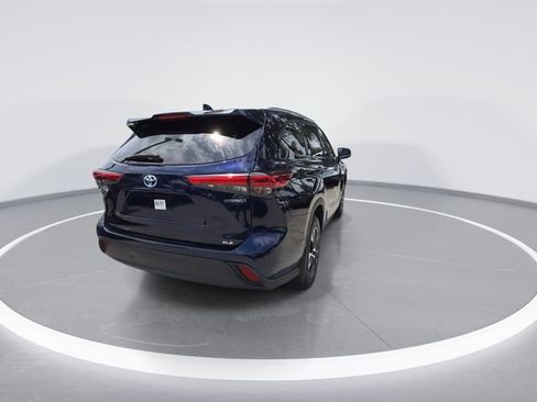Used 2021 Toyota Highlander XLE AWD/4WD image 7