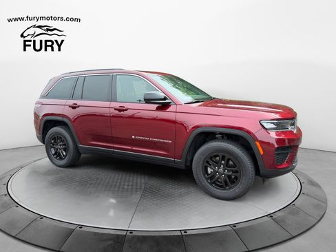 Used 2025 Jeep Grand Cherokee Laredo w/ Luxury Tech Group I AWD/4WD image 1
