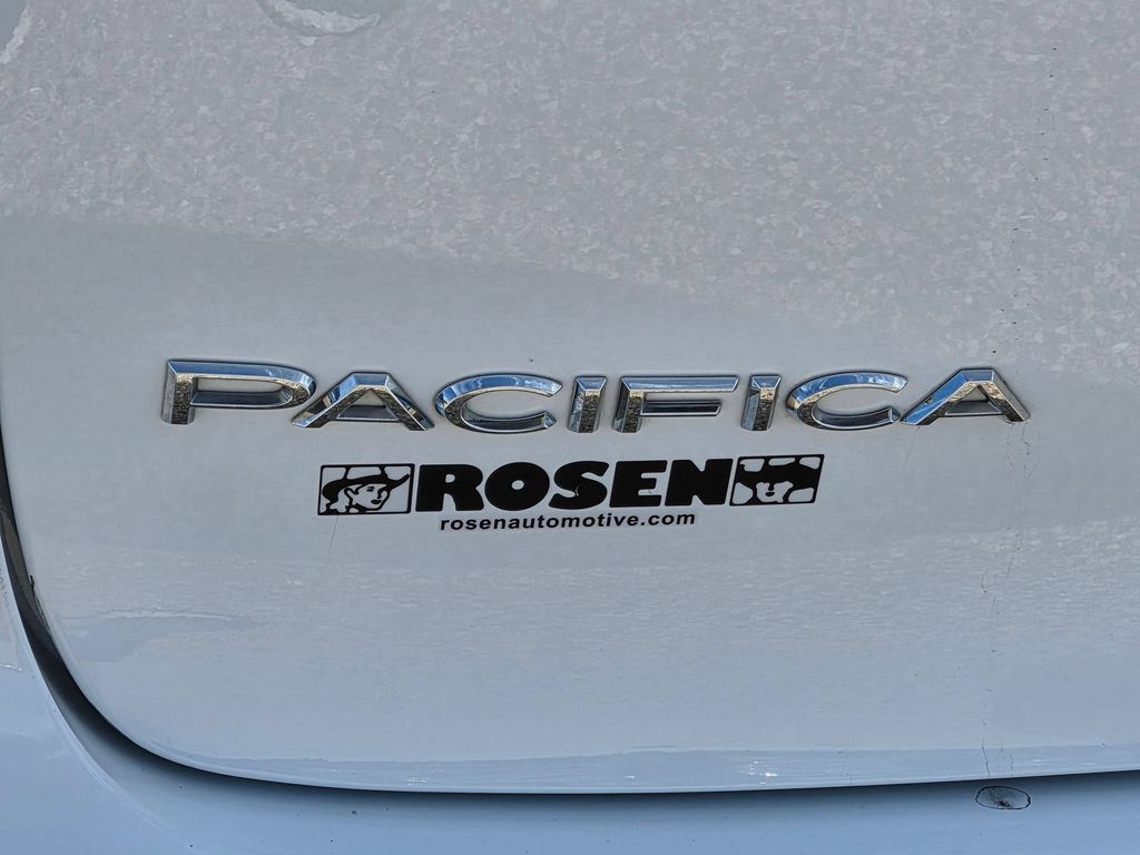 Used 2024 Chrysler Pacifica Touring-L FWD image 10