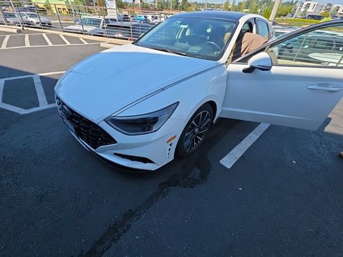 Used 2021 Hyundai Sonata Limited w/ Preferred Accessory Package FWD image 2