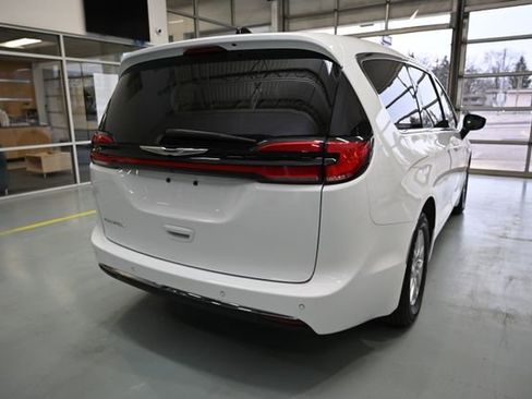 Used 2024 Chrysler Pacifica Touring-L image 5