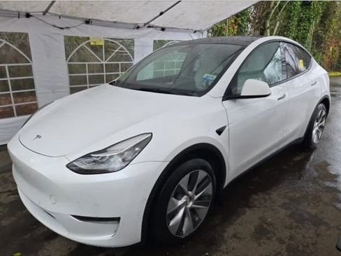 Used 2022 Tesla Model Y Long Range image 2