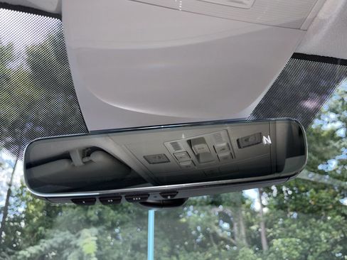 Used 2025 Volkswagen Taos SE w/ Panoramic Sunroof Package FWD image 18