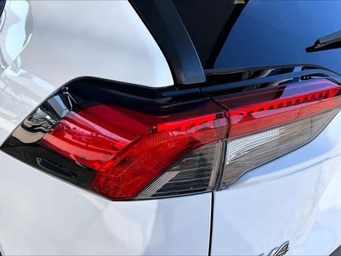 Used 2021 Toyota RAV4 LE AWD/4WD image 29