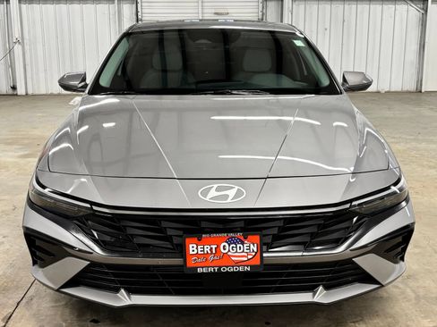 Certified 2025 Hyundai Elantra Limited FWD image 2