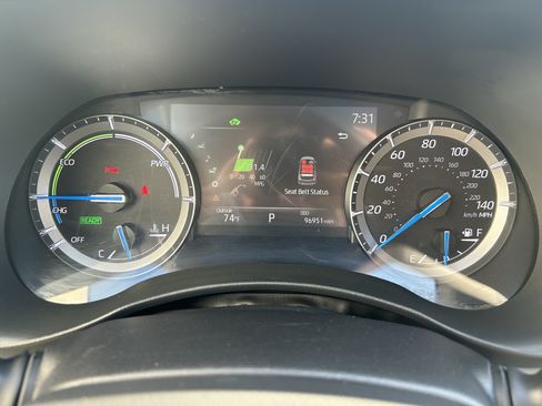 Used 2021 Toyota Highlander XLE AWD/4WD image 30