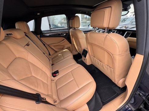 Used 2018 Porsche Macan AWD/4WD image 17