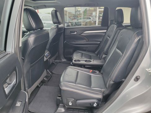 Used 2019 Toyota Highlander XLE image 12