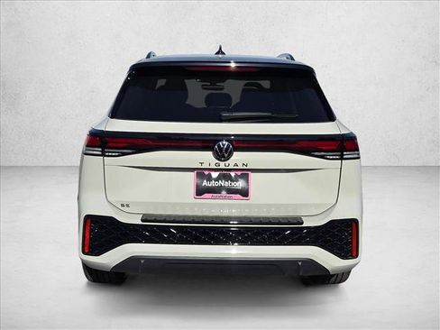 New 2026 Volkswagen Tiguan SE R-Line FWD image 8