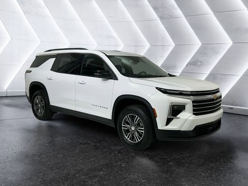Certified 2025 Chevrolet Traverse LT image 1