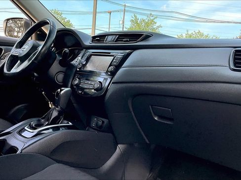 Used 2017 Nissan Rogue SV w/ SV Premium Package AWD/4WD image 12