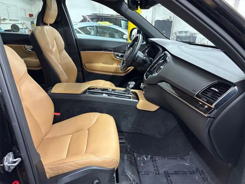 Used 2017 Volvo XC90 T6 Momentum w/ Vision Package image 21