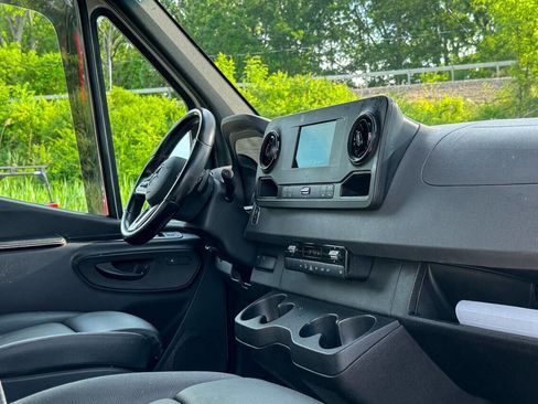 Used 2022 Mercedes-Benz Sprinter 2500 image 11