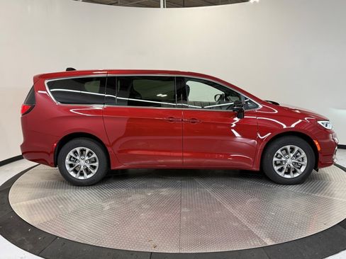 New 2026 Chrysler Pacifica Select image 3