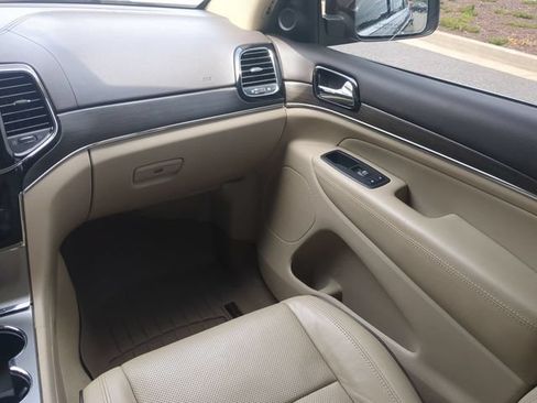 Used 2020 Jeep Grand Cherokee Overland AWD/4WD image 16