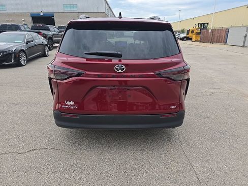 Used 2026 Toyota Sienna XLE AWD/4WD image 5