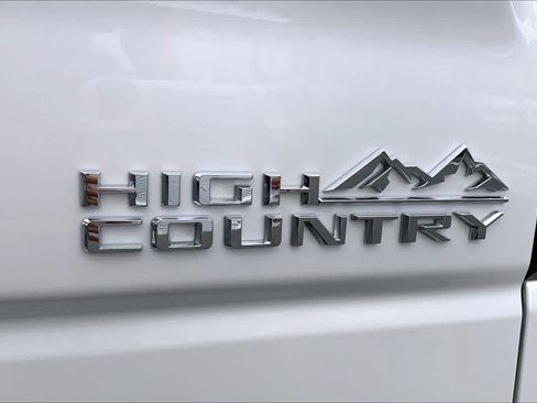 Used 2024 Chevrolet Silverado 1500 High Country w/ Z71 Off-Road Package AWD/4WD image 9