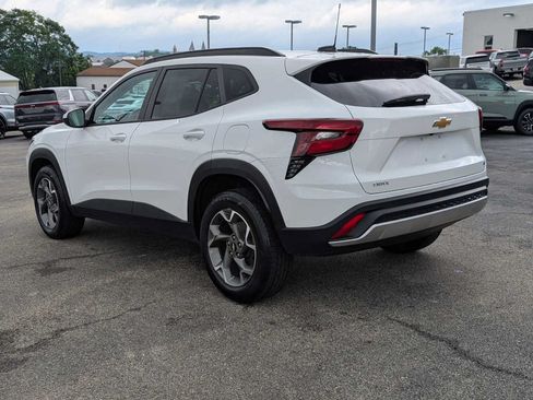 Used 2024 Chevrolet Trax LT w/ Sunroof Package FWD image 10