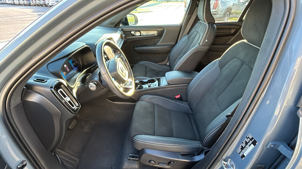 Certified 2023 Volvo XC40 B5 Plus w/ Climate Package AWD/4WD image 25