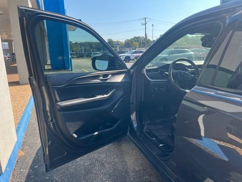 Used 2023 Jeep Grand Cherokee Altitude AWD/4WD image 16