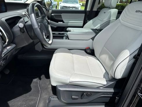Used 2025 Ford Expedition Platinum w/ Platinum Ultimate Package AWD/4WD image 17