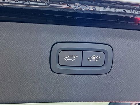 Used 2020 Volvo XC90 T6 Momentum w/ Protection Package Premier image 28
