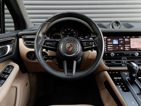 Certified 2025 Porsche Macan AWD/4WD image 16