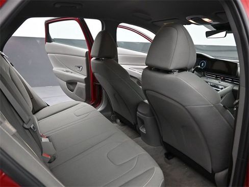 Used 2025 Hyundai Elantra SEL image 21